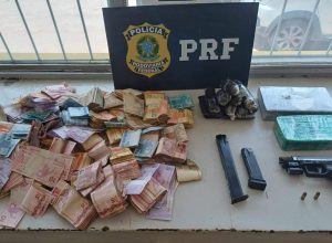 PRF apreende drogas, arma de fogo e mais de R$ 69 mil em espécie na BR-262