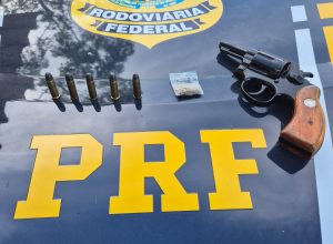 PRF prende dois homens e apreende revólver escondido no painel de carro na BR-262