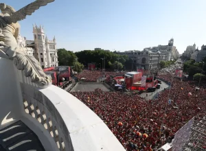 Torcida-da-Espanha-na-festa-do-titulo-da-Copa-do-Mundo-1-scaled