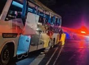 Uma pessoa morre e 23 ficam feridas em batida de ônibus de viagem com carreta na BR-381