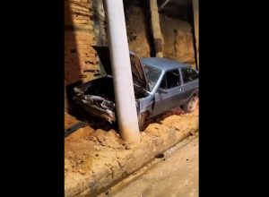 Veículo colide com carro e salão de beleza e pega fogo em Simonésia