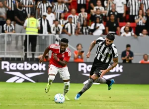 botafogo-x-internacional-entram-em-campo-na-arena-mane-garrincha-pela-13-rodada-do-campeonato-brasileiro-o-confronto-e-uma-realizacao-do-metropoles-sports-7-2-scaled