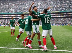 jogadores-do-mexico-comemoram-gol-de-raul-jimenez-contra-a-africa-do-sul-1781210899418_v2_900x506