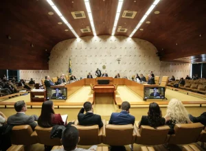 ministros-do-supremo-tribunal-federal-stf-andre-mendonca-e-alexandre-de-moraes-durante-sessao-da-corte-metropoles-9-scaled