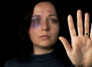 mulher-vitima-de-violencia-domestica-tem-direito-a-divorcio-unilateral-com-partilha-de-bens-771x487