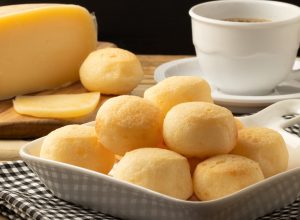 pao_de_queijo_e_cafe_preto_-_dia_do_pao_de_queijo_-_assai_atacadista