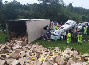 tentativa de assalto a caminhão termina em acidente com 6 mortos